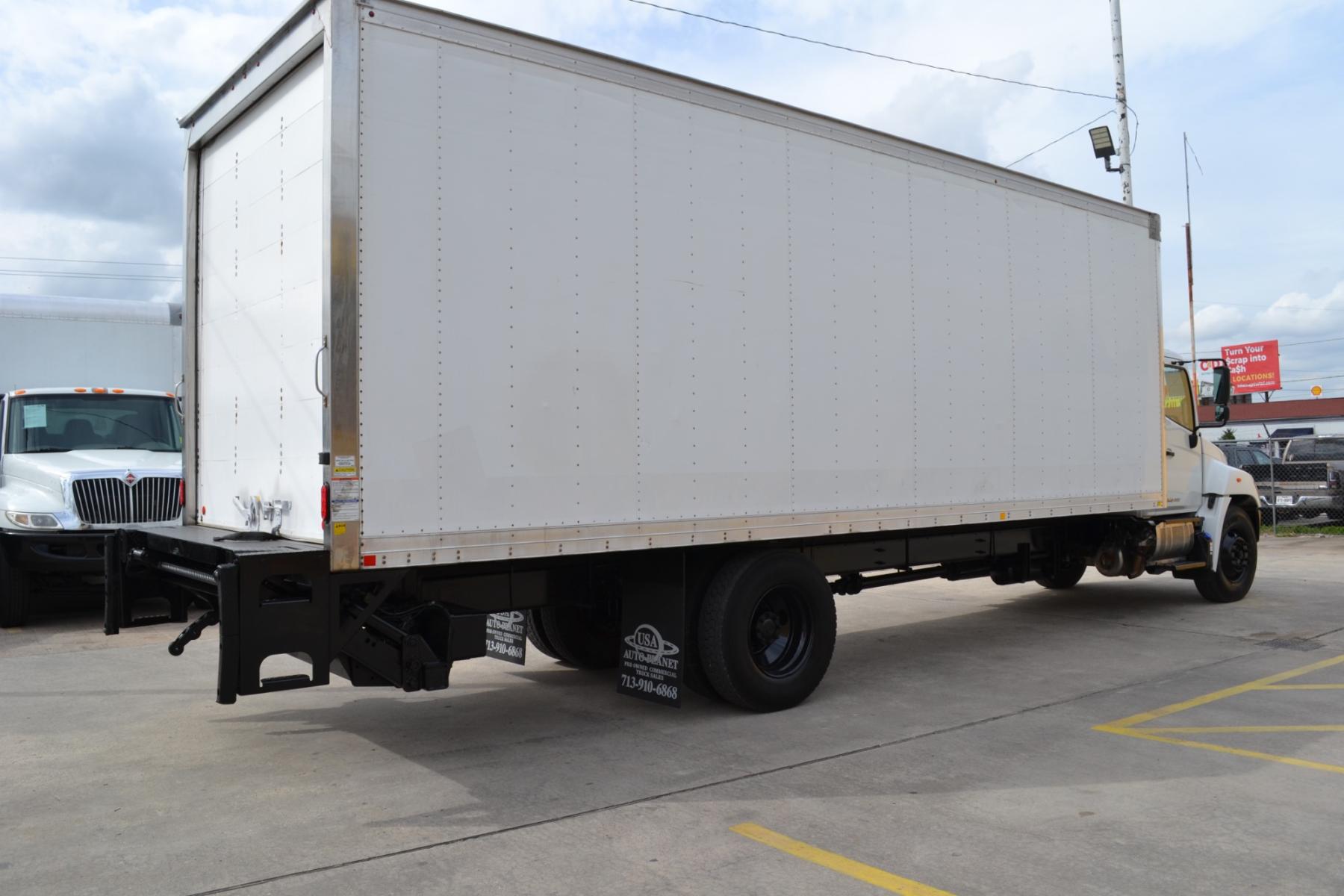 2020 WHITE /BLACK HINO 268 with an JO8E-WU 8.0L 230HP engine, ALLISON 2200HS AUTOMATIC transmission, located at 9172 North Fwy, Houston, TX, 77037, (713) 910-6868, 29.887470, -95.411903 - 25,950LB GVWR NON CDL, 26FT BOX, 13FT CLEARANCE, HEIGHT 103" X WIDTH 102", 2,500LB LIFT GATE, 95 GALLON FUEL TANK, SPRING RIDE, COLD A/C - Photo #4